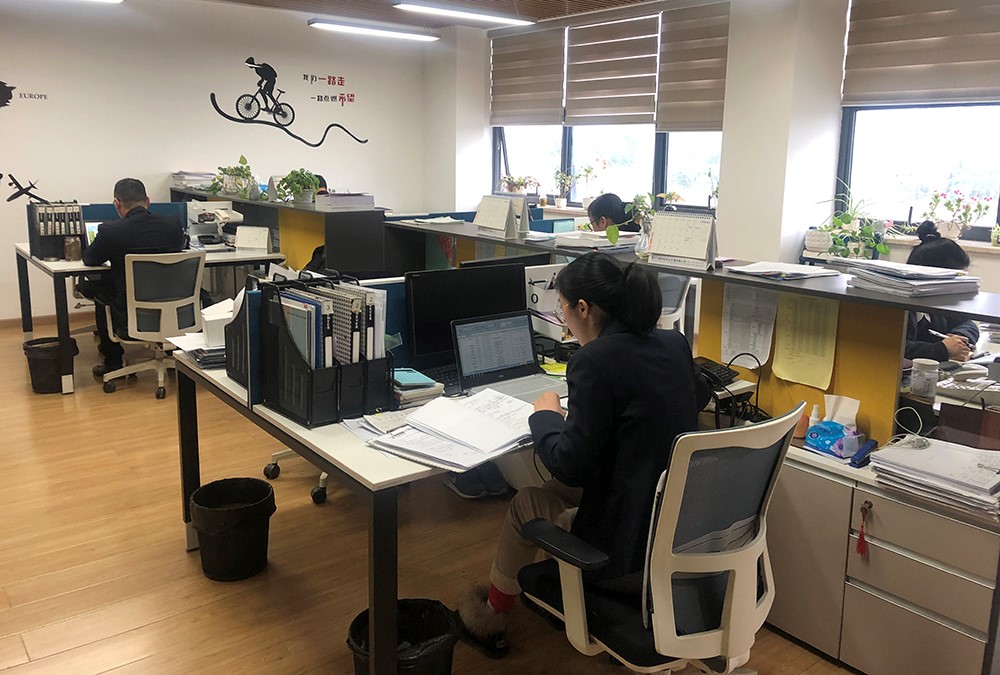 1550629189217059.jpg 1進(jìn)出口辦公區(qū)員工緊張工作.jpg